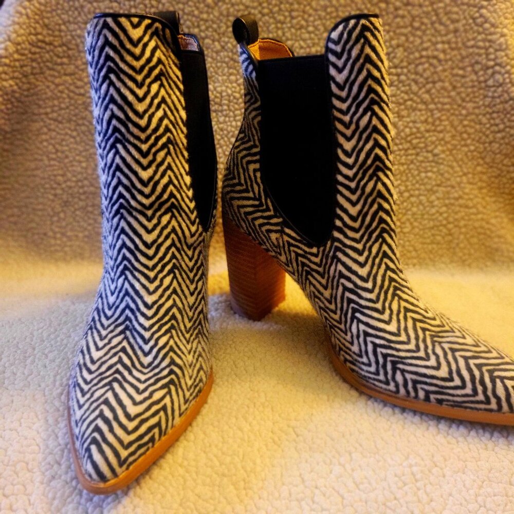 Oasis Society Esmee Black/White Faux Fur Patterned Chelsea Booties - Size 7.5